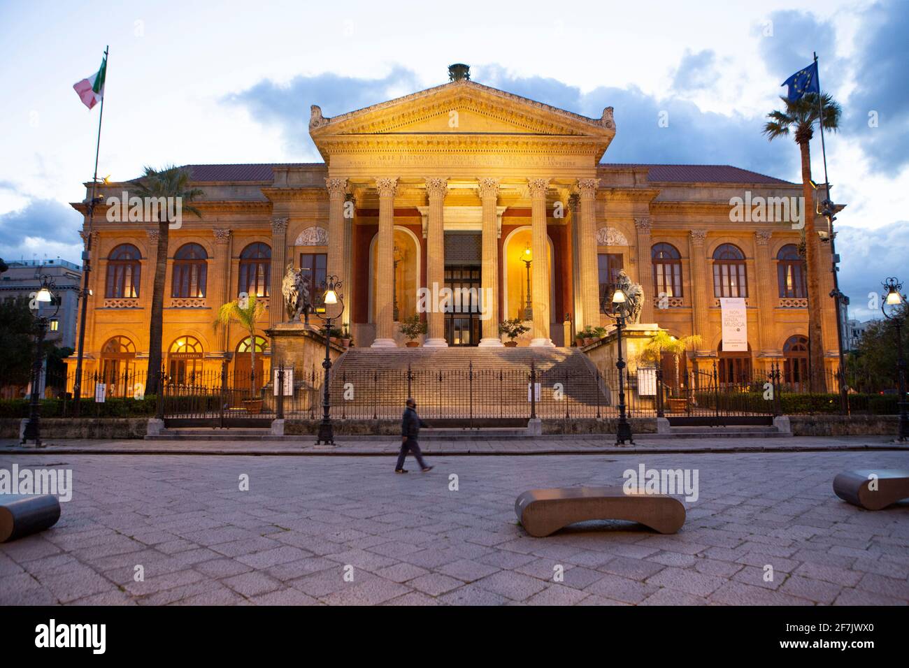 Il Teatro massimo durante l'ora azzurra , Palermo, Sicilia, Italia, Europa. Foto Stock