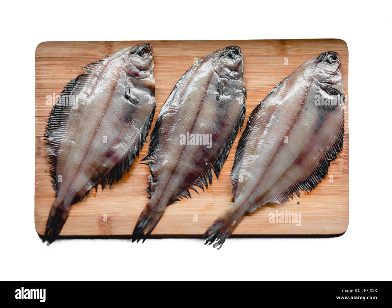 Pesce di passera crudo, frutti di mare su un tagliere di legno isolato su sfondo bianco. Concetto di alimentazione sana. Vista dall'alto Foto Stock