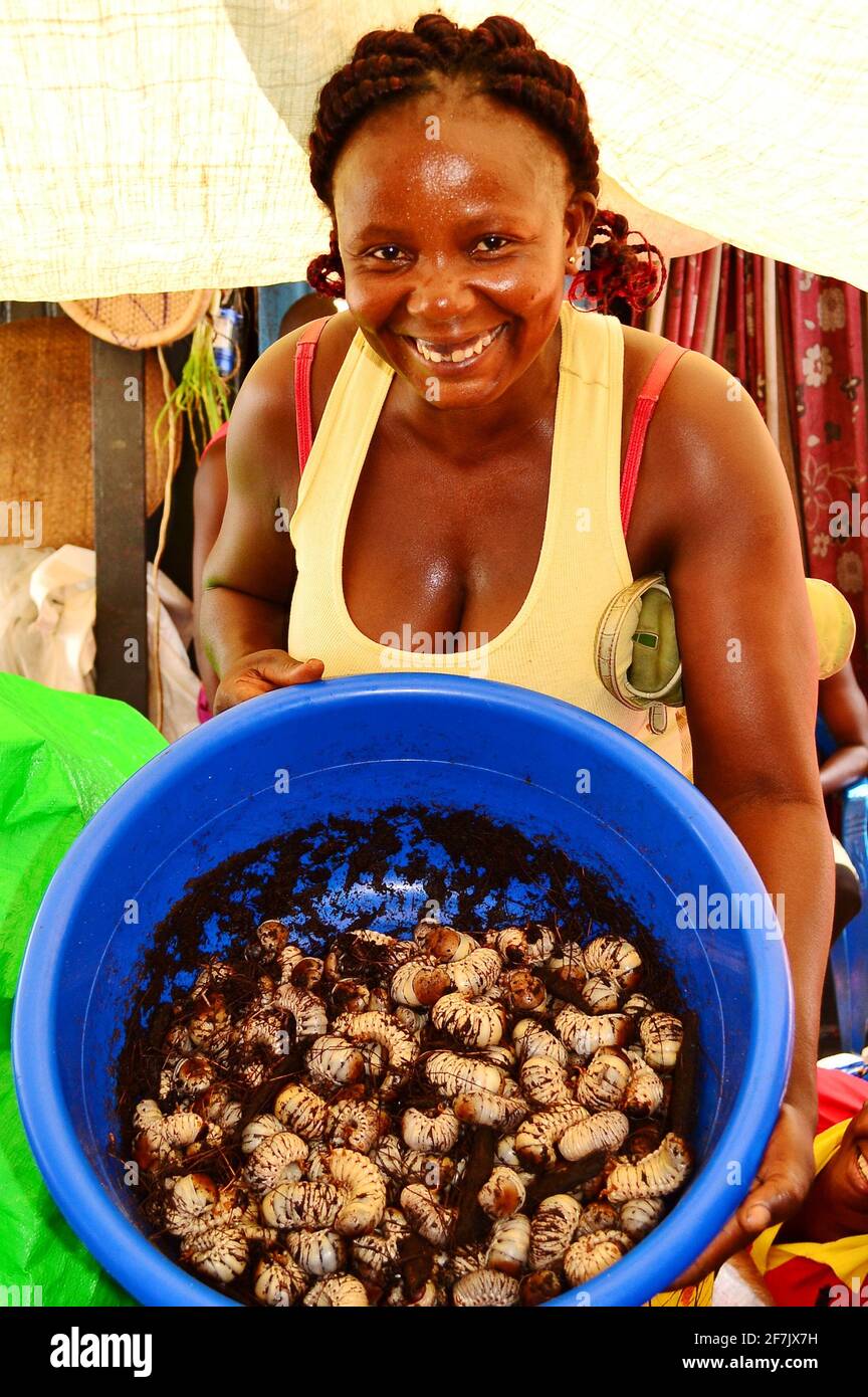 Le donne congolesi, che viaggiano su una chiatta da Kisangani a Kinshasa nella Repubblica Democratica del Congo, vendono i grub di Palm ai passeggeri. Foto Stock