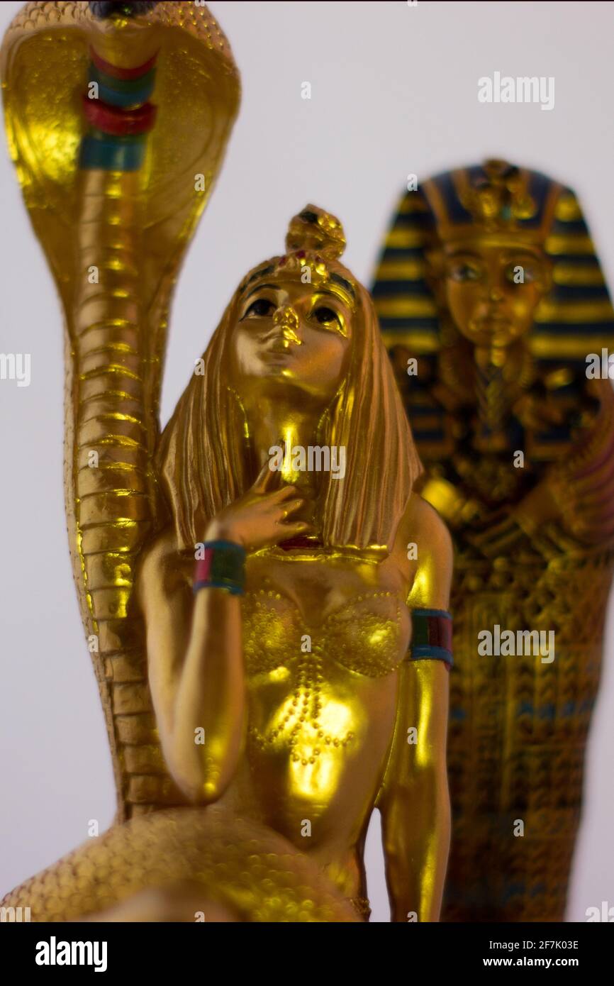 Ancora vita con figure egiziane del serpente, del cleopatra e del faraone Foto Stock