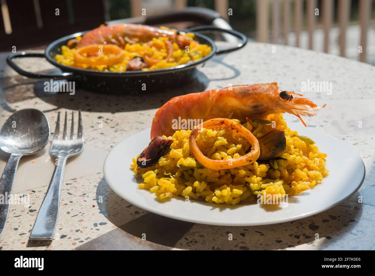 Paella cibo tipico spagnolo su fondo di granito Foto Stock