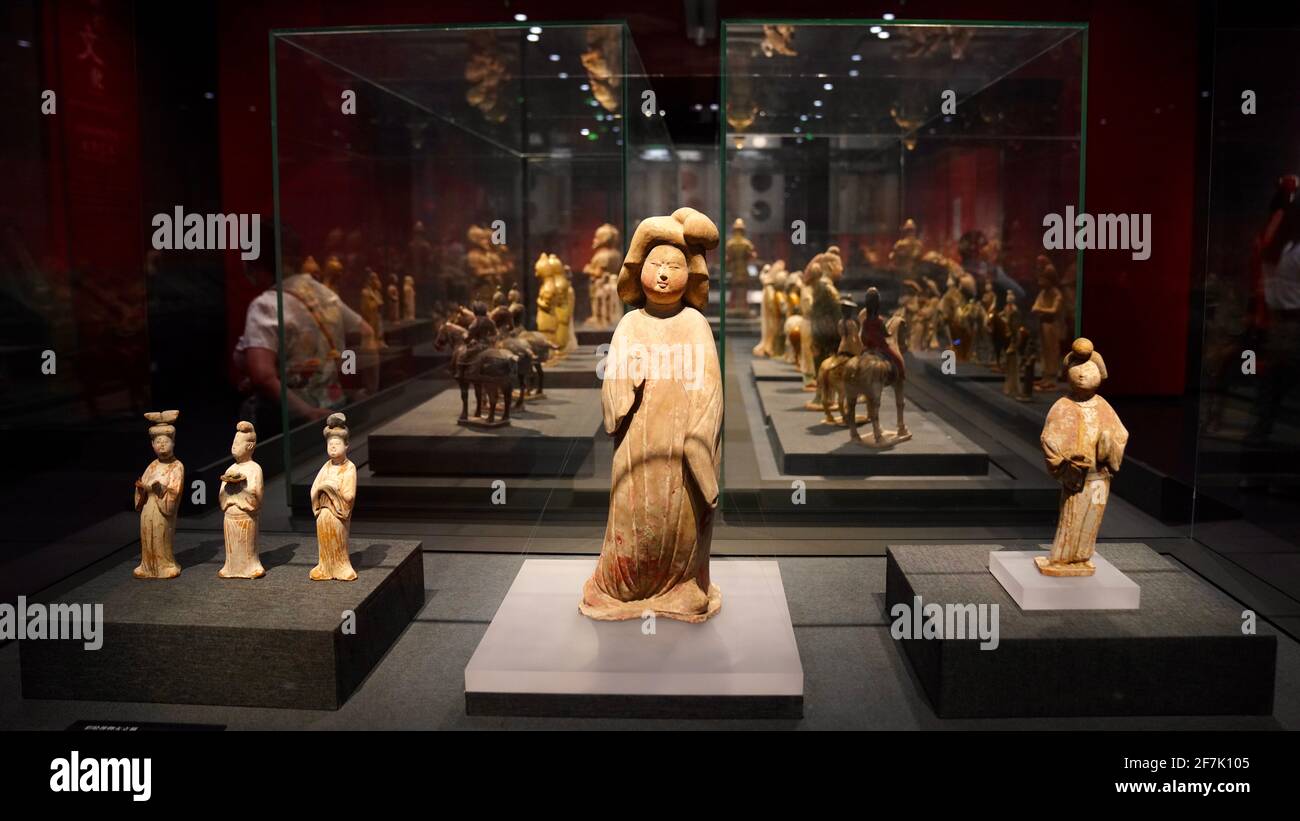 Una donna di dimensioni complete figurine con altri piccoli pezzi di mostre nel Museo di Storia di Shanxi. Foto Stock