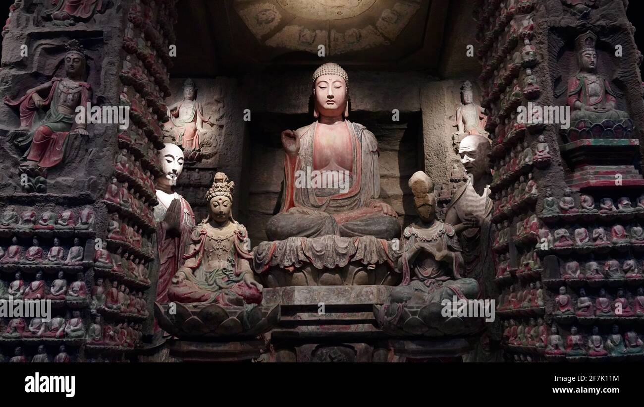 Un muro pieno di grandi e piccole statue buddiste, mostra nel Museo di Storia Shanxi. Foto Stock