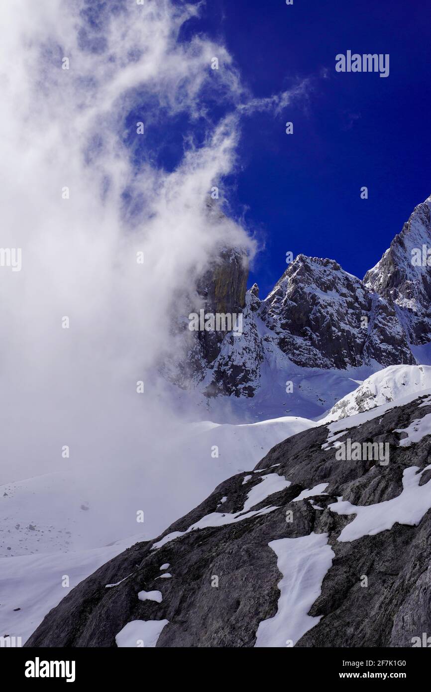 La montagna innevata di Yulong con cielo blu sopra. Foto Stock