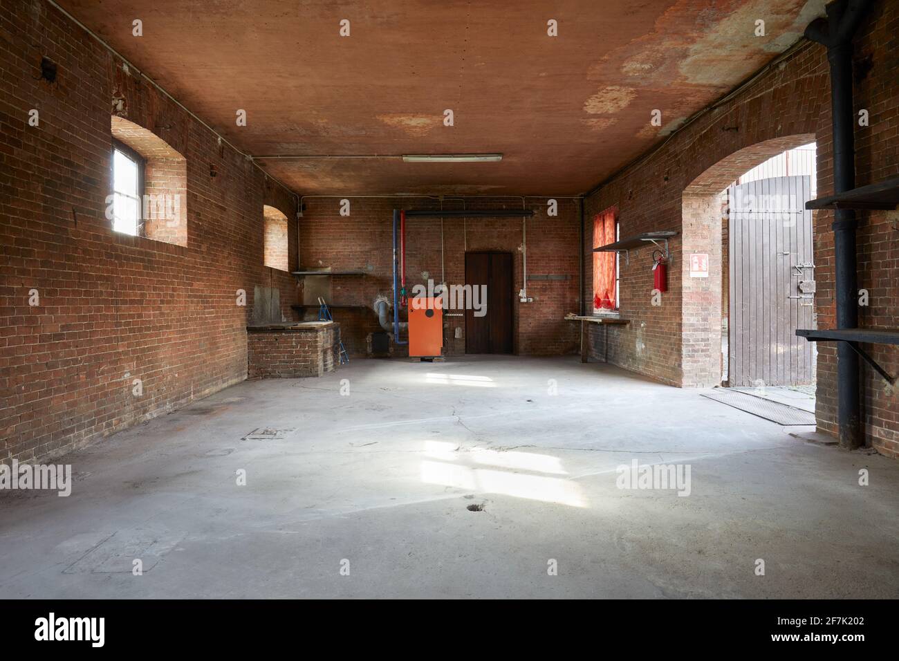 Interni di vecchia officina con pareti in mattoni, nessuno Foto Stock