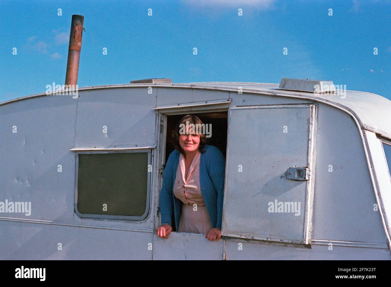 Travellers woman looking out of her caravan, October 1985, Dublin, Ireland Foto Stock