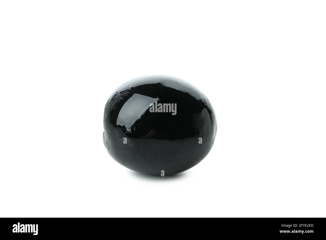Gustosa oliva nera isolata su sfondo bianco Foto Stock