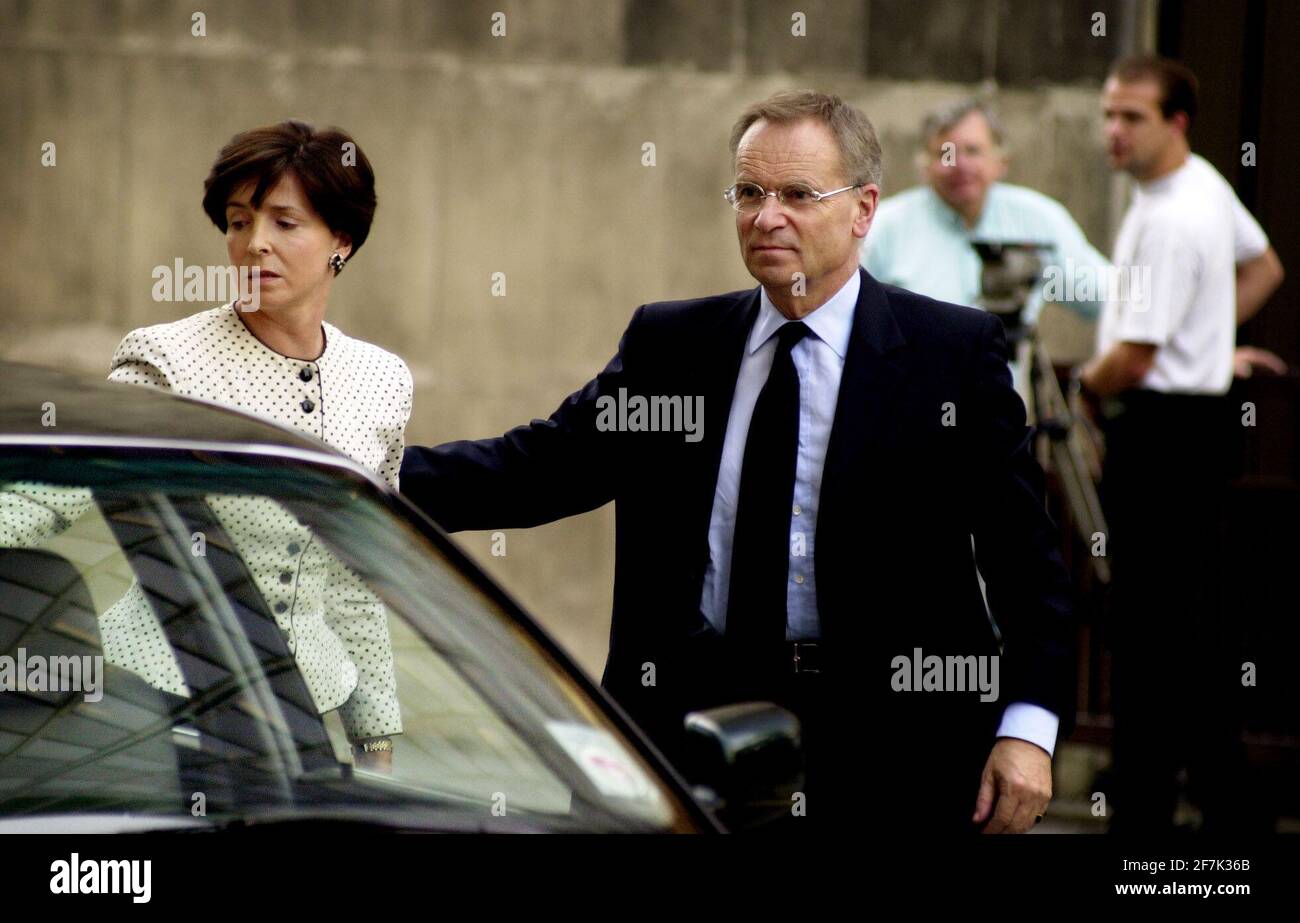 Lord Jeffrey Archer e Lady Mary Archer - Luglio 2001Arrivando al vecchio Bailey. Foto Stock