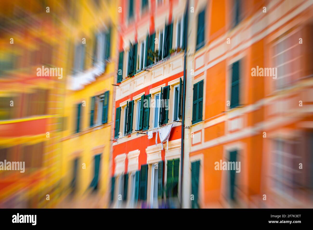 le finestre di sfondo sfocate sono molto rumorose e disturbano il pubblico Foto Stock
