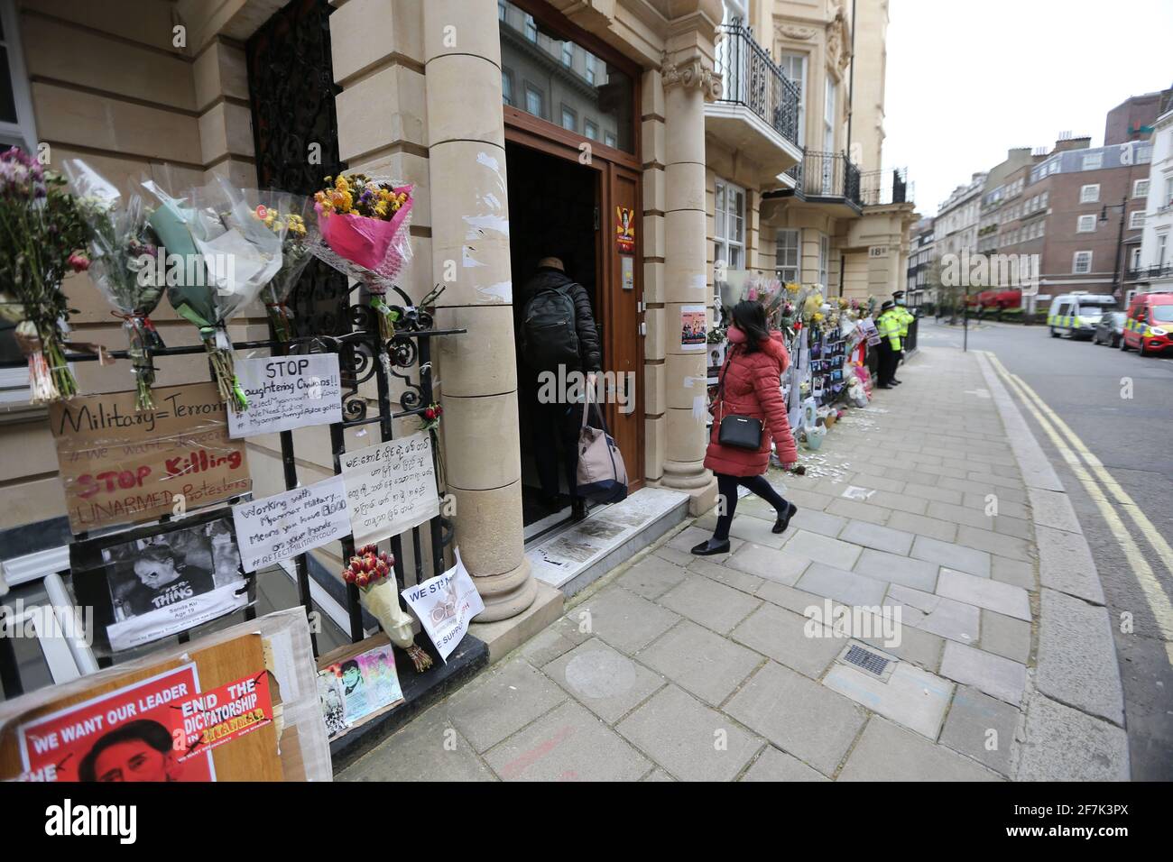 Londra, Inghilterra, Regno Unito. 8 Apr 2021. L'Ambasciata del Myanmar (Birmania) si trova a Mayfair, Londra. Ieri l'ambasciatore del Myanmar nel Regno Unito Kyaw Zwar min, e alcuni membri del personale sono stati bloccati fuori dalla sua ambasciata dal suo addetto militare che ha preso il controllo dei motivi. Credit: Tayfun Salci/ZUMA Wire/Alamy Live News Foto Stock