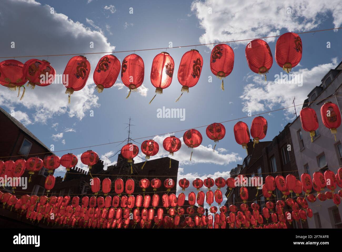 Lanterne cinesi nella Chinatown di Londra in primavera Foto Stock