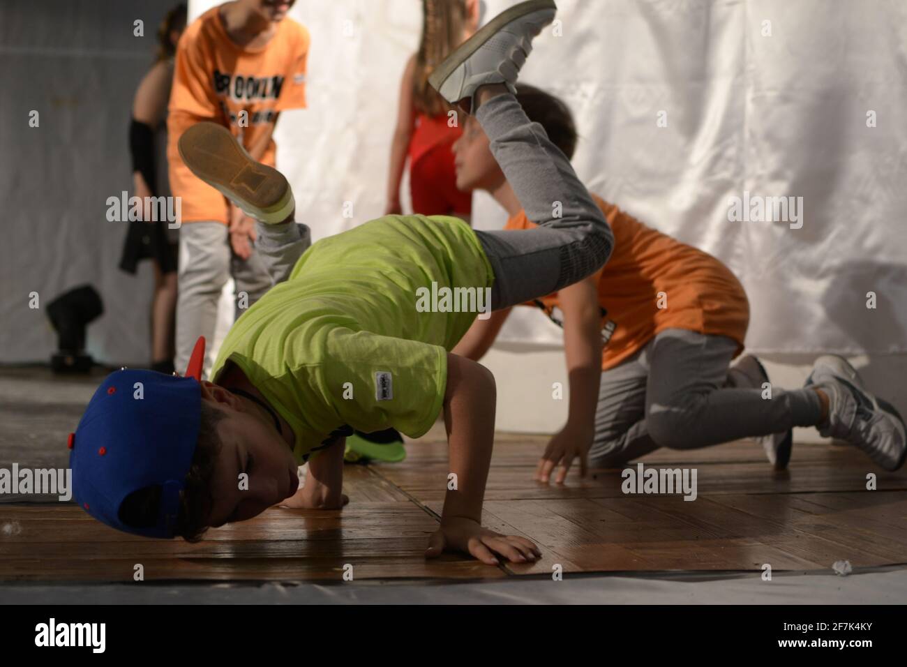 Ragazzo che balla frangando in posizione di bambino congelato. Baby Freeze breakdance. Foto Stock