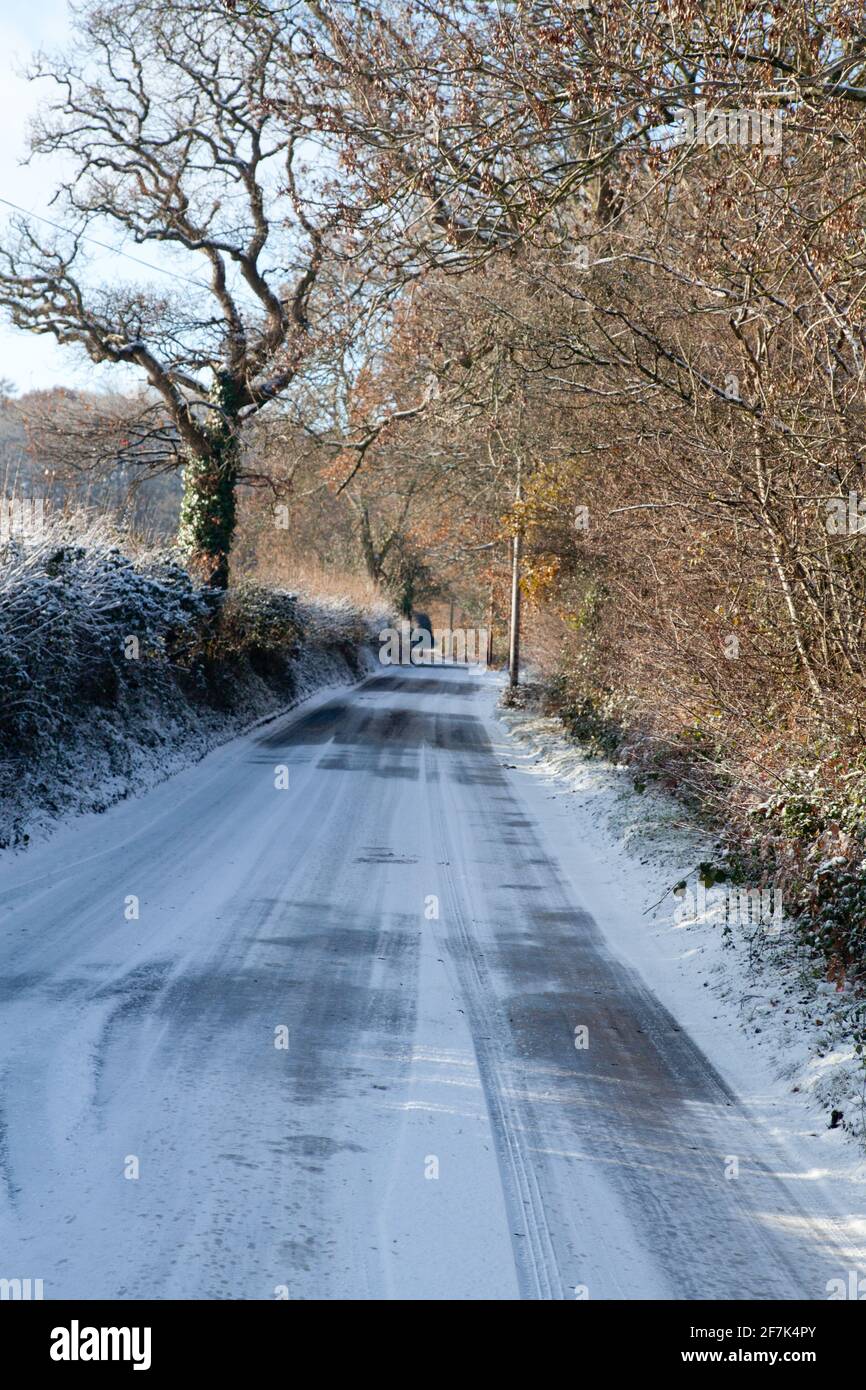 un vicolo di campagna nella neve in una giornata di sole Foto Stock