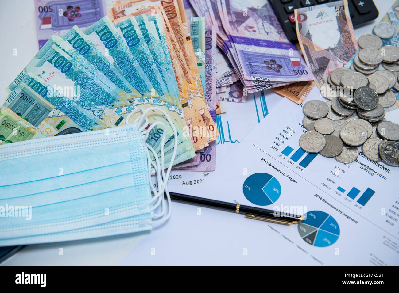 Impatto di Covid sul business, Qatar valuta Banca Note con maschera chirurgica viso. Concetto di business e finanza Foto Stock