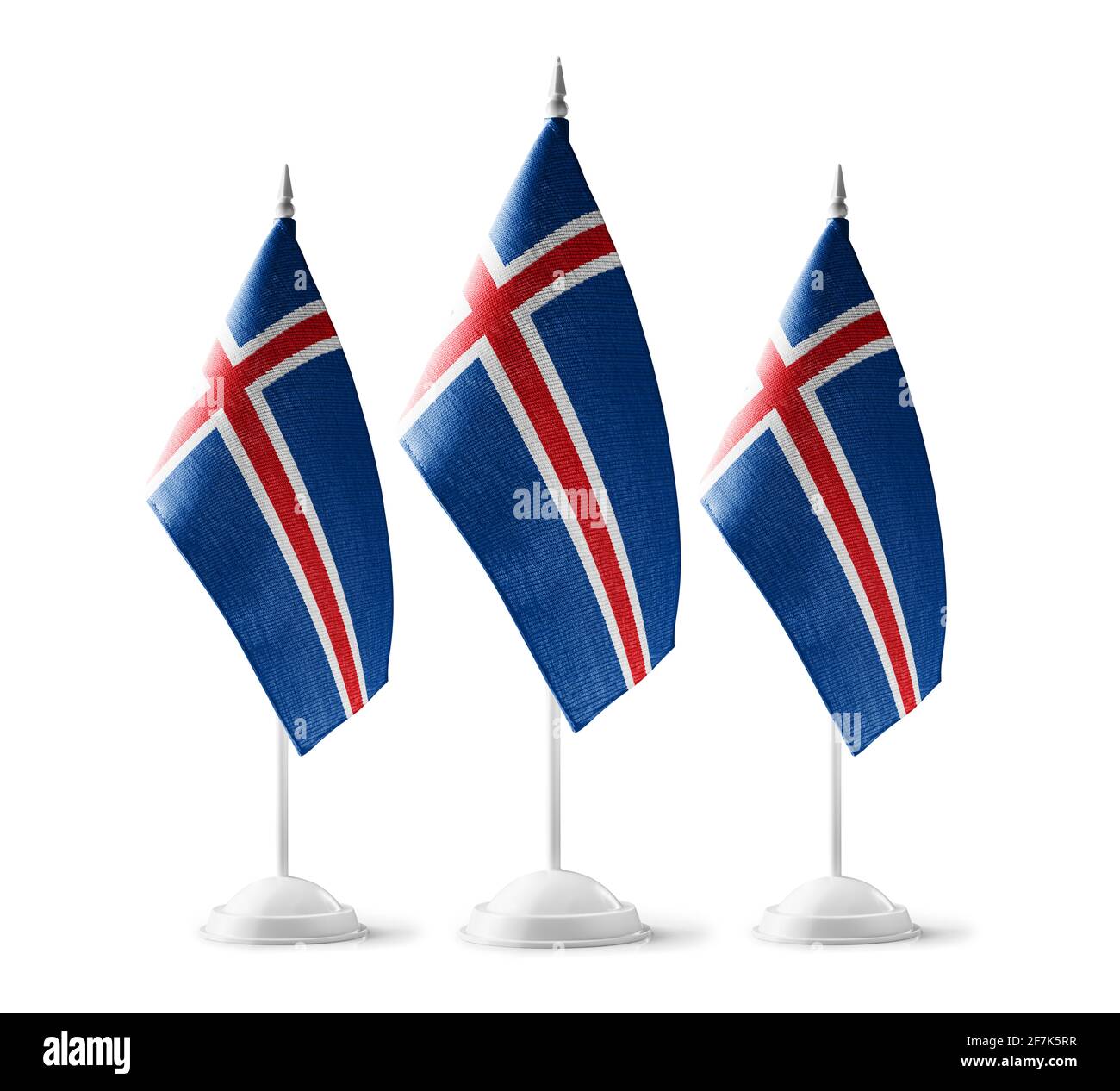 Piccole bandiere nazionali dell'Islanda su sfondo bianco Foto Stock