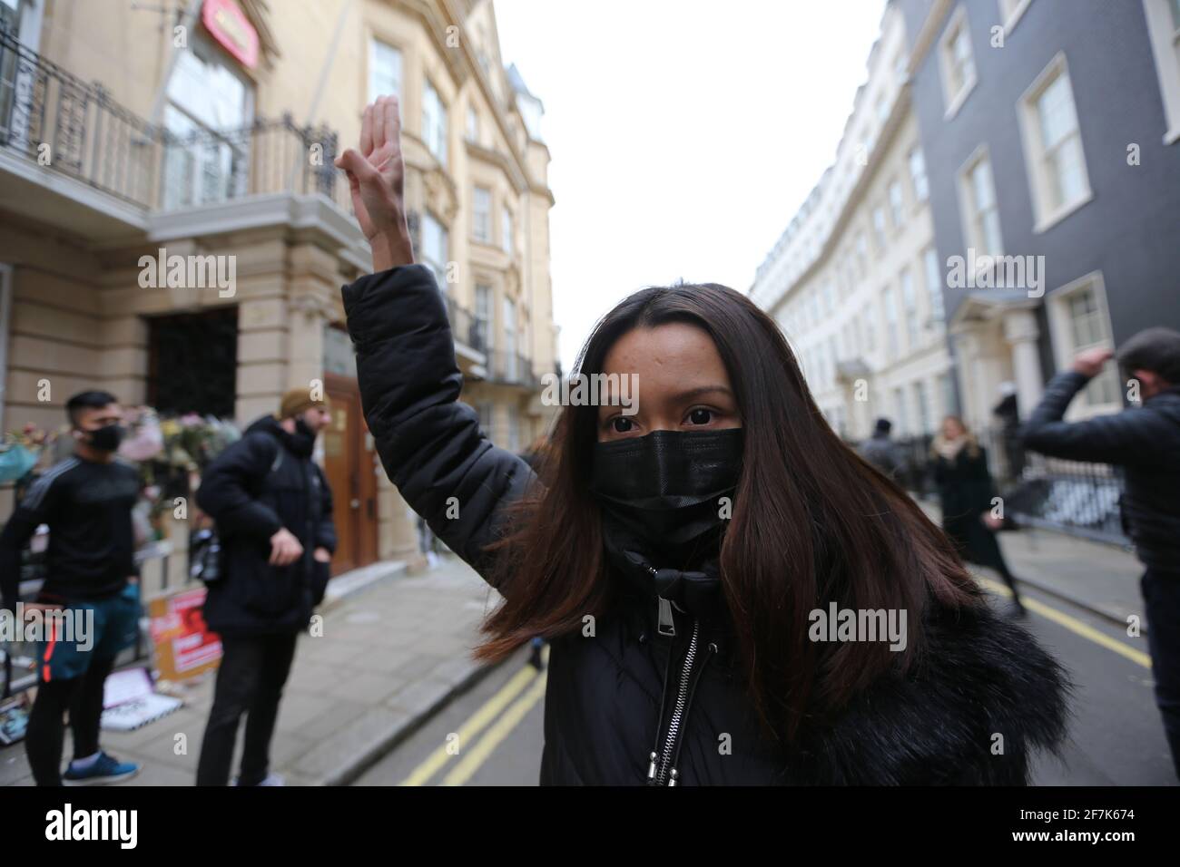 Londra, Inghilterra, Regno Unito. 8 Apr 2021. Un manifestante che fa un gesto con tre dita è visto fuori dall'Ambasciata del Myanmar (Birmania) a Londra. Ieri l'ambasciatore del Myanmar nel Regno Unito Kyaw Zwar min, e alcuni membri del personale sono stati bloccati fuori dalla sua ambasciata dall'addetto militare che ha preso il controllo dei terreni. Credit: Tayfun Salci/ZUMA Wire/Alamy Live News Foto Stock