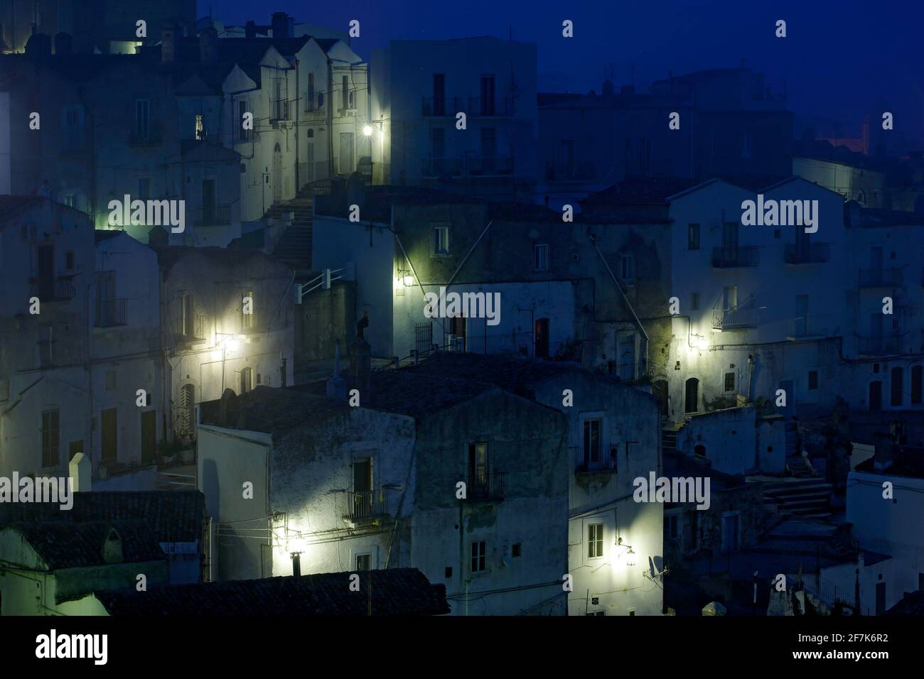Monte Sant'Angelo città di Foggia, penisola del Gargano in Italia. Scena notturna con vecchi edifici con luci. Viaggi in Europa, serata magica. Foto Stock