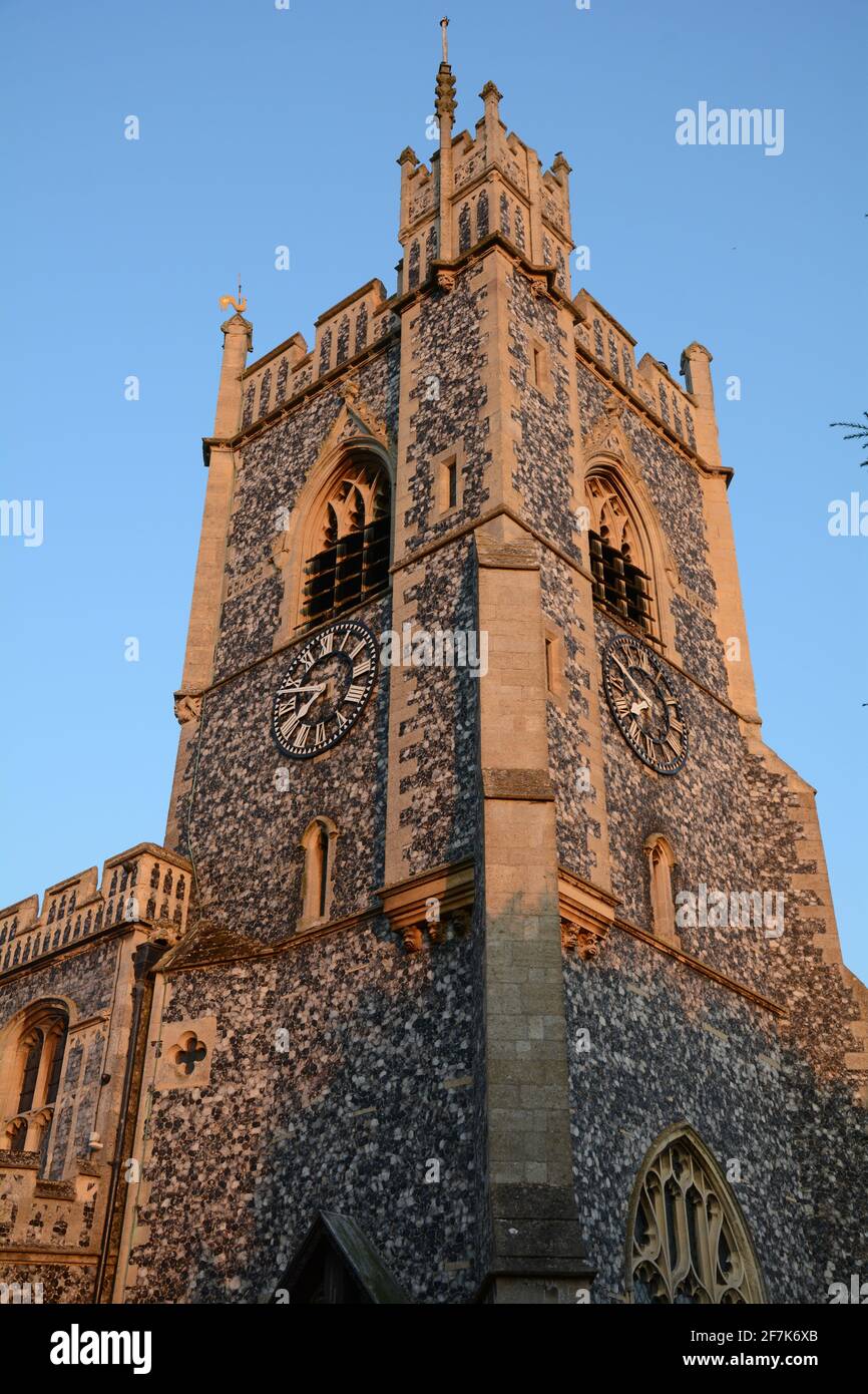 St Mary's Church, Stratford St Mary, Suffolk, Inghilterra, Regno Unito in una serata estiva e una vista della torre rivolta a ovest. Questa chiesa è presso la A12. Foto Stock