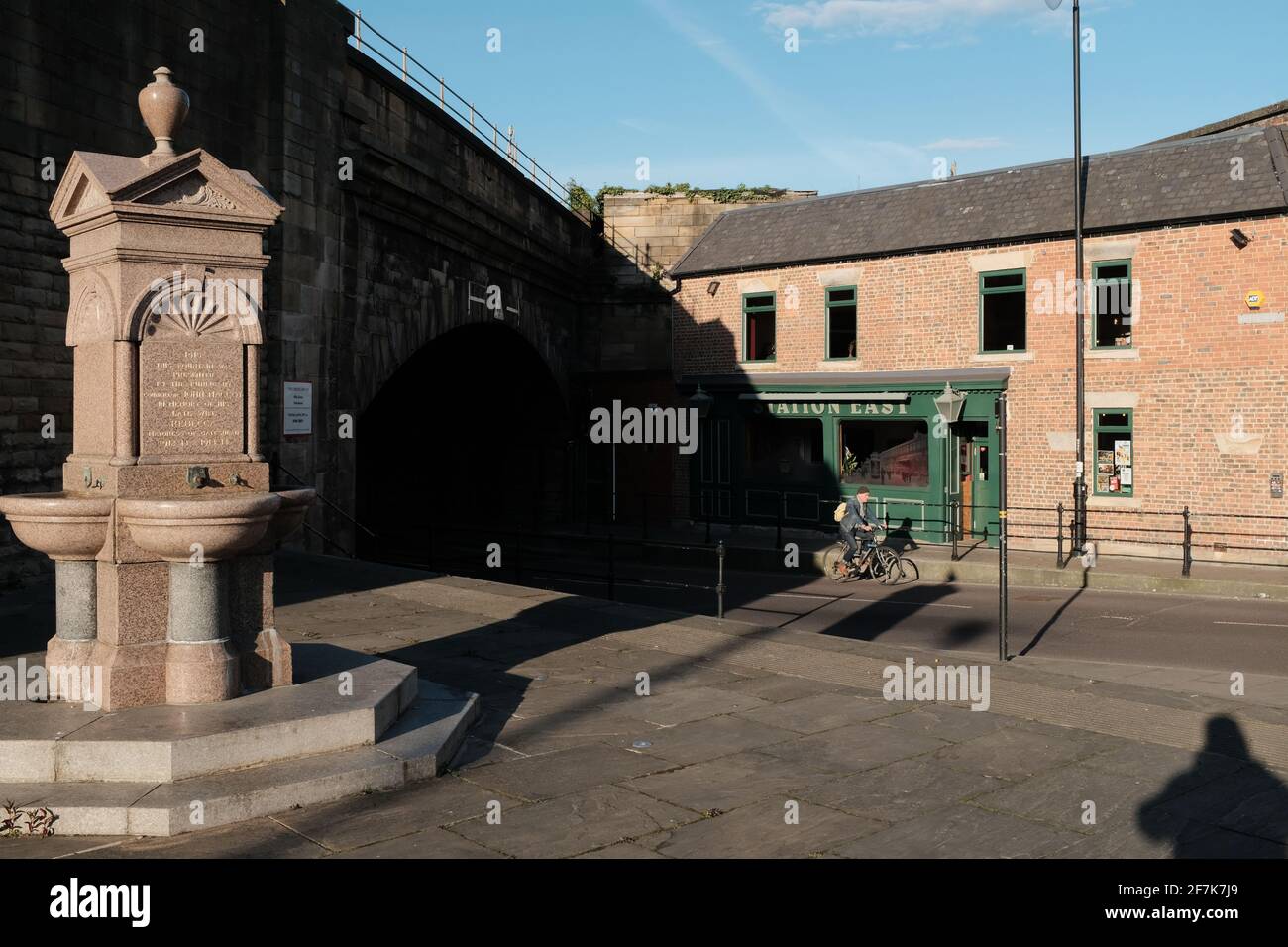 NEWCASTLE, 12 MAGGIO 2019: Un uomo in bicicletta accanto Station East pub a Gateshead. Foto Stock