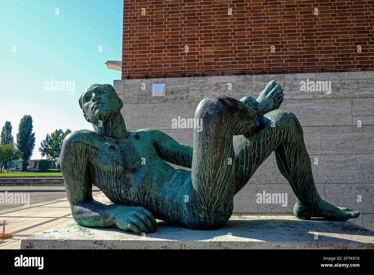 DEU, Deutschland, Berlin, 22.09.2020: Die Bronzefigur RUHENDER ATHLET von Georg Kolbe aus dem Jahr 1935 vor dem Schwimmhaus am Jahnplatz auf dem Olymp Foto Stock