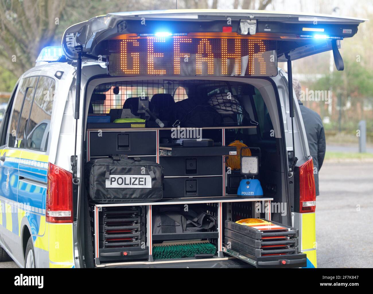 Hilden, Germania. 8 aprile 2021. Le attrezzature dei poliziotti possono essere viste nel bagagliaio del nuovo 'Mermercedes Benz Vito 124 Tourer' durante la presentazione di nuovi veicoli di emergenza della polizia stradale nei locali della stazione di polizia stradale. Credit: Henning Kaiser/dpa/Alamy Live News Foto Stock