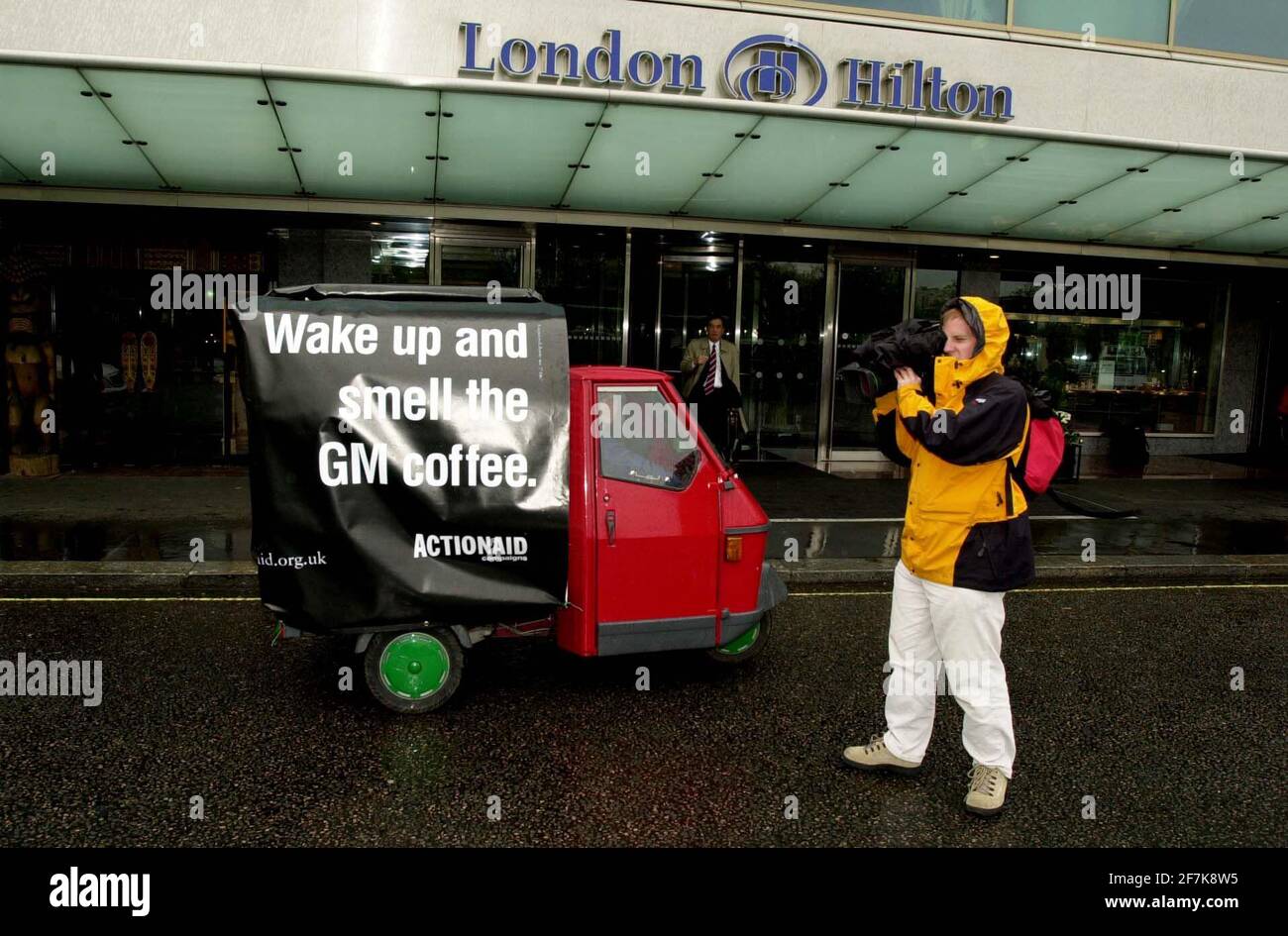 I MANIFESTANTI ANTI DI CAFFÈ ANTI GM POTREBBERO 2001ARRIVING AL LONDON HILTON PER CONSEGNARE COPIE DI UN RAPPORTO CHE MOSTRA CHE LE COLTURE DI CAFFÈ GM SONO ALL'ORIZZONTE. LE RELAZIONI SONO STATE CONSEGNATE ALLA RIUNIONE PRINCIPALE DELLA COMMISSIONE DI OGGI PER DISCUTERE LE COSE Foto Stock