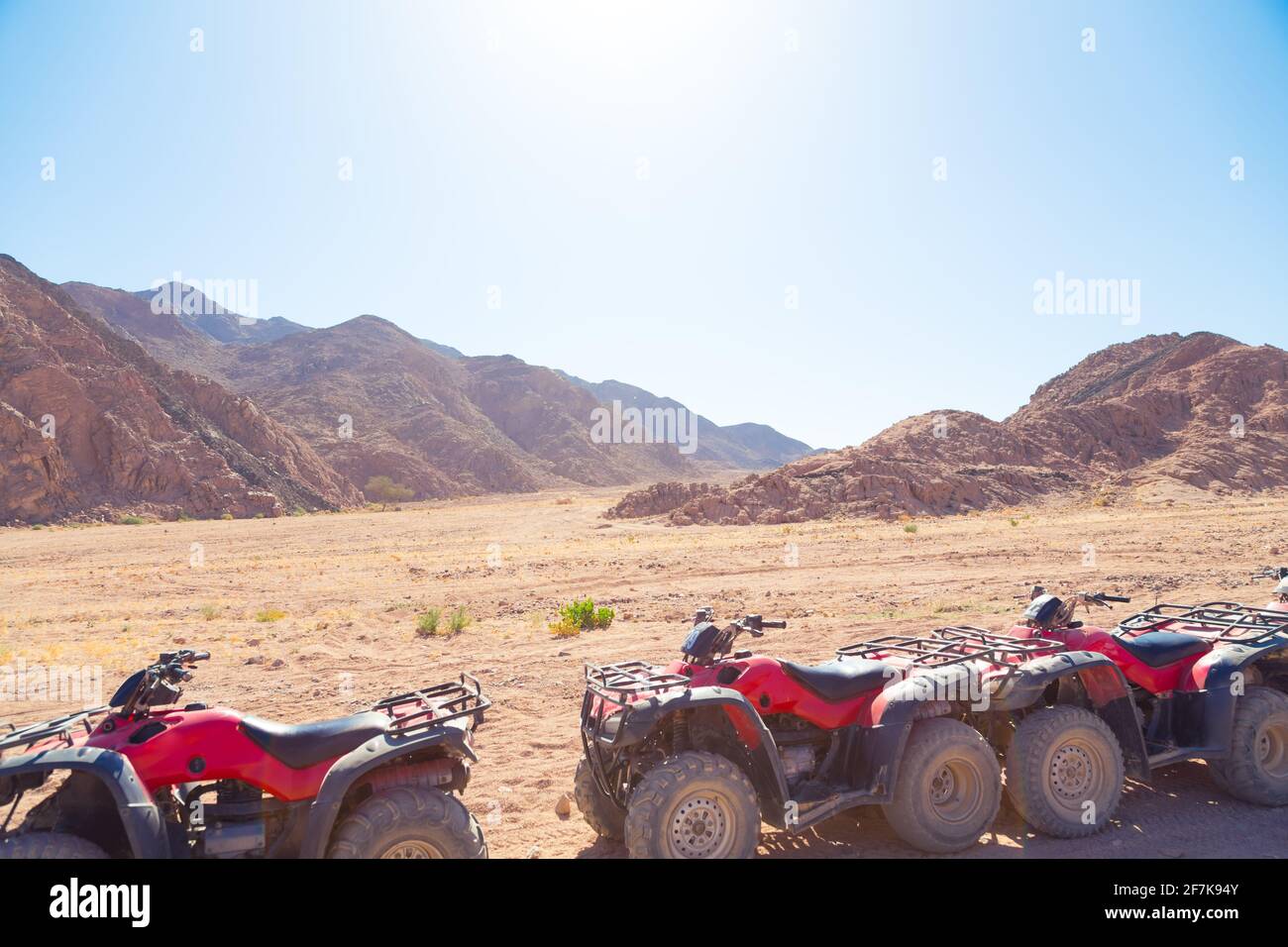 Safari fuoristrada su ATV. Egitto. Quad in un paesaggio di montagna deserto del Sinai Foto Stock