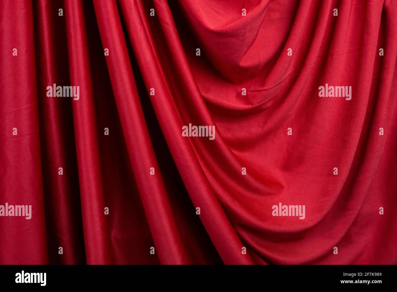 Texture, sfondo, modello. Tessuto di seta. Drappeggi e tappezzeria in seta  rossa. Tessuti solidi per lo sfondo, tende, bandiere e tende Foto stock -  Alamy