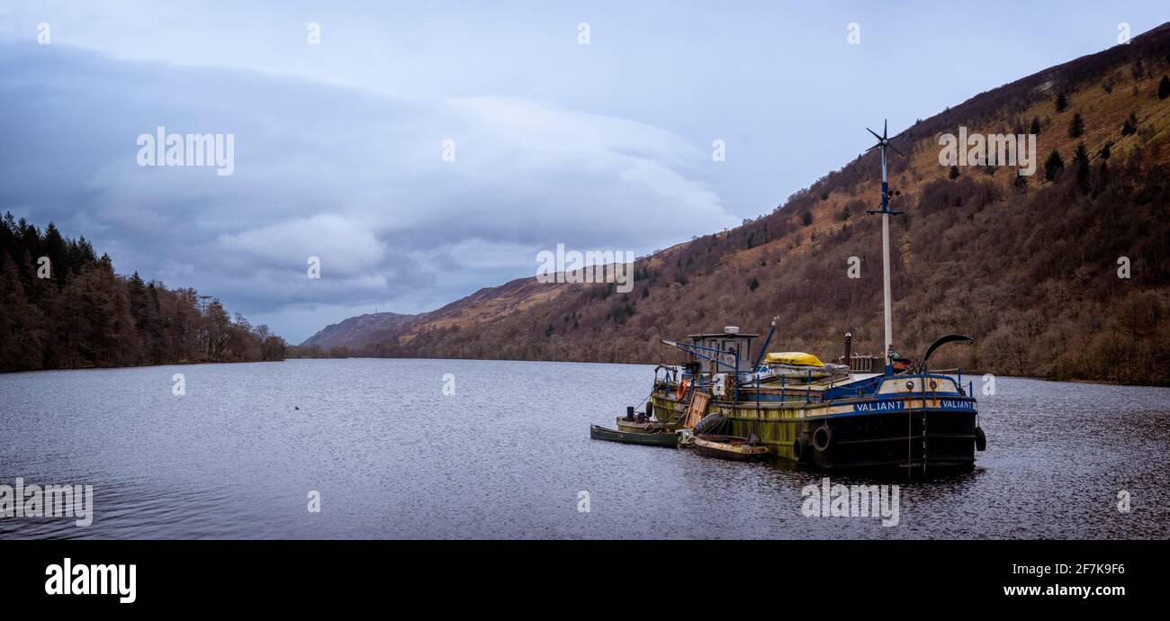 Il Valiant sul Loch Oich. Non ho idea della storia o dell'uso attuale di questa nave, ma sembra una vecchia chiatta convertita in una casa barca. Che Foto Stock