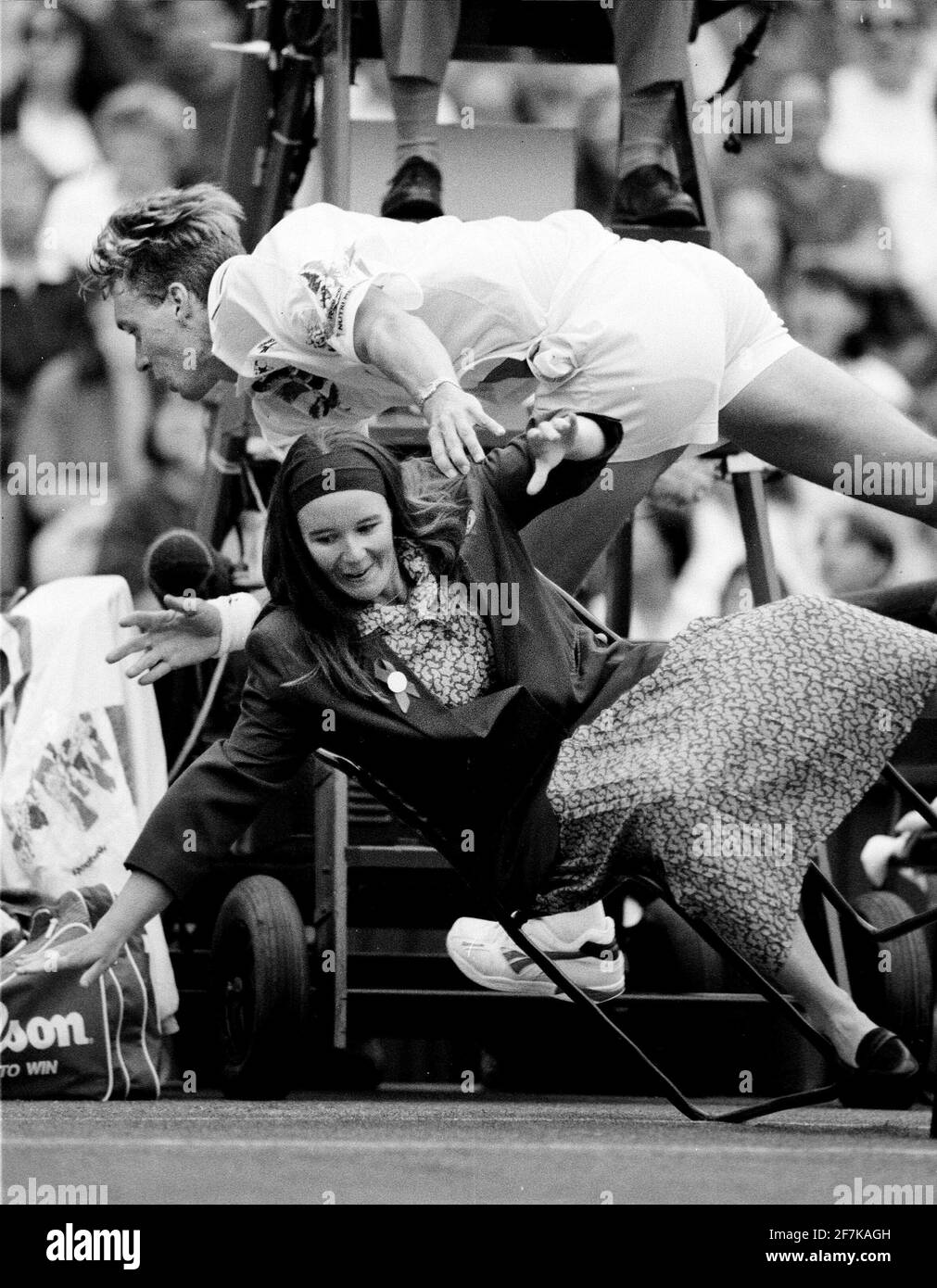 CHRIS BAILEY BUSSA AL GIUDICE NETCORD DURANTE LA SUA PARTITA DI CORTE CENTRALE CON GORAN IVANOVICH 1993. IMMAGINE DAVID ASHDOWN Foto Stock