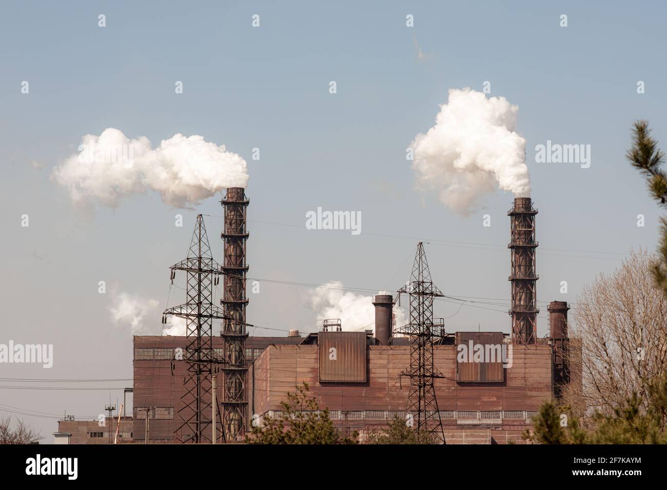 Inquinamento ambientale. Fumo dai tubi di un impianto minerario. Foto Stock