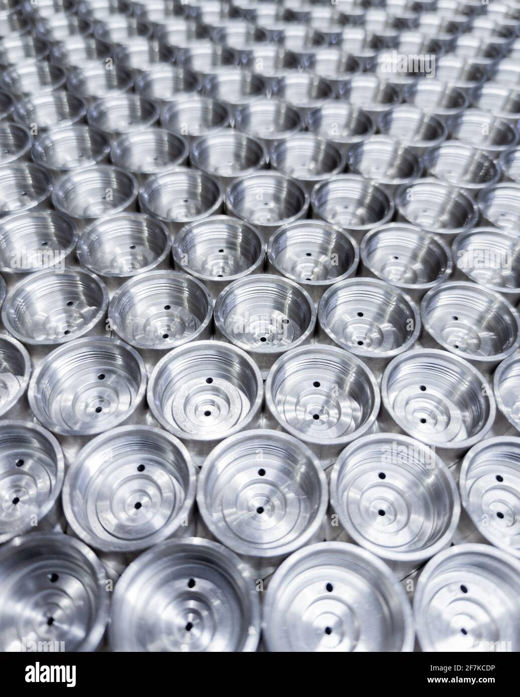 parti metalliche lucide lavorate - primo piano industriale con selettivo messa a fuoco Foto Stock