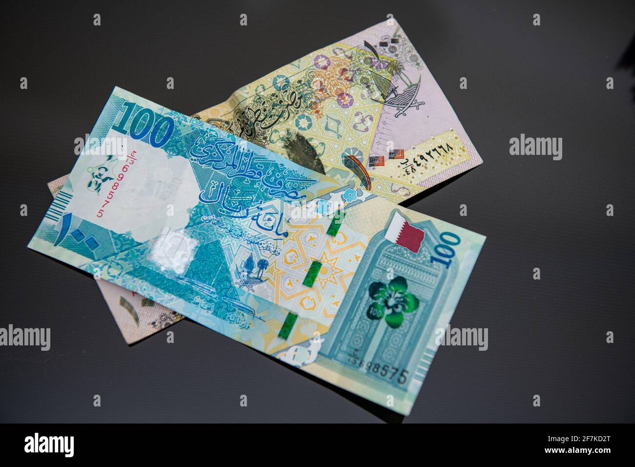 Nuova e vecchia nota di Banca Rial Qatri 100. Foto Stock