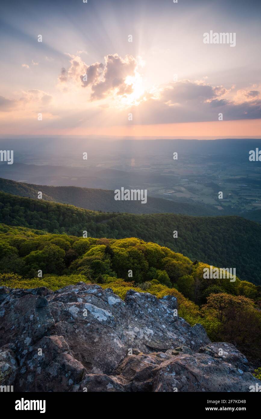Splendidi raggi di luce che brillano attraverso la valle di Shenandoah al tramonto, vista dalla montagna di Stony Man nel Parco Nazionale di Shenandoah. Foto Stock