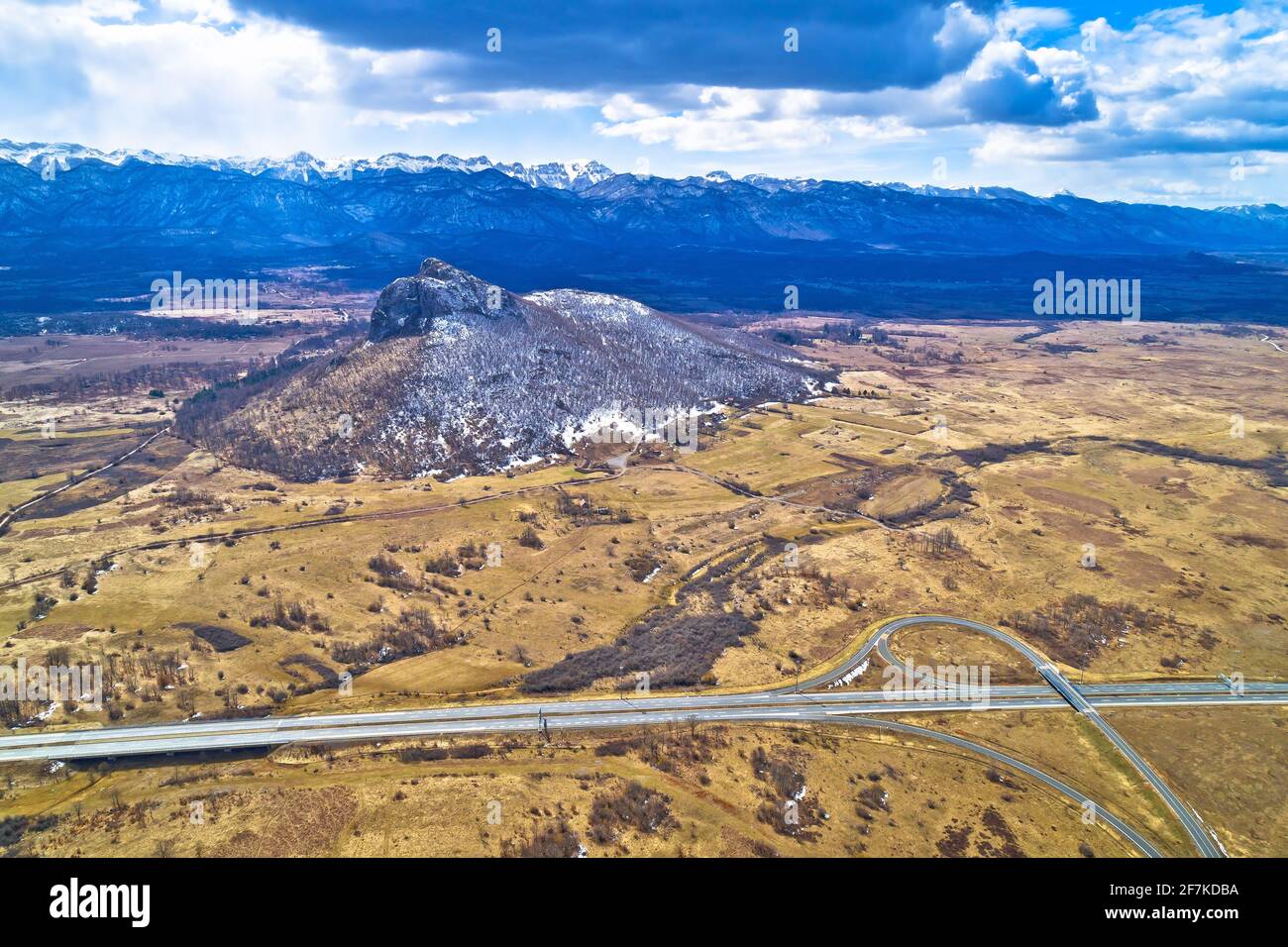 Regione di Lika. Zir collina e Velebit montagna in Lika vista paesaggio. Autostrada A1. Croazia rurale Foto Stock