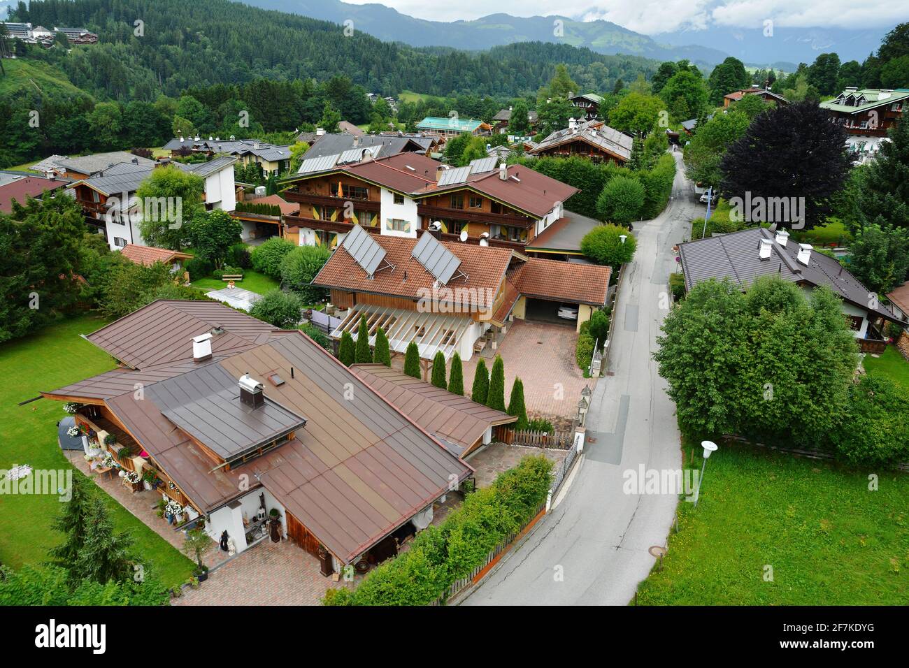 Vista aerea con edifici architettura della città di Kitzbuhel e stazione sciistica nelle Alpi austriache, Tirolo, Austria Foto Stock