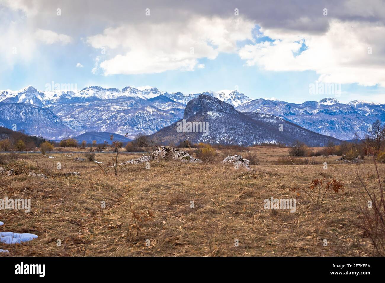 Regione di Lika. Zir collina e Velebit montagna in Lika vista paesaggio. Croazia rurale Foto Stock