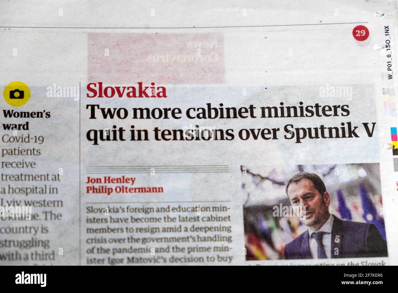 'Lovakia altri due ministri del governo si sono ritirati nelle tensioni su Sputnik V' titolo del giornale all'interno dell'articolo della pagina in Guardian 25 marzo 2021 Londra Regno Unito Foto Stock