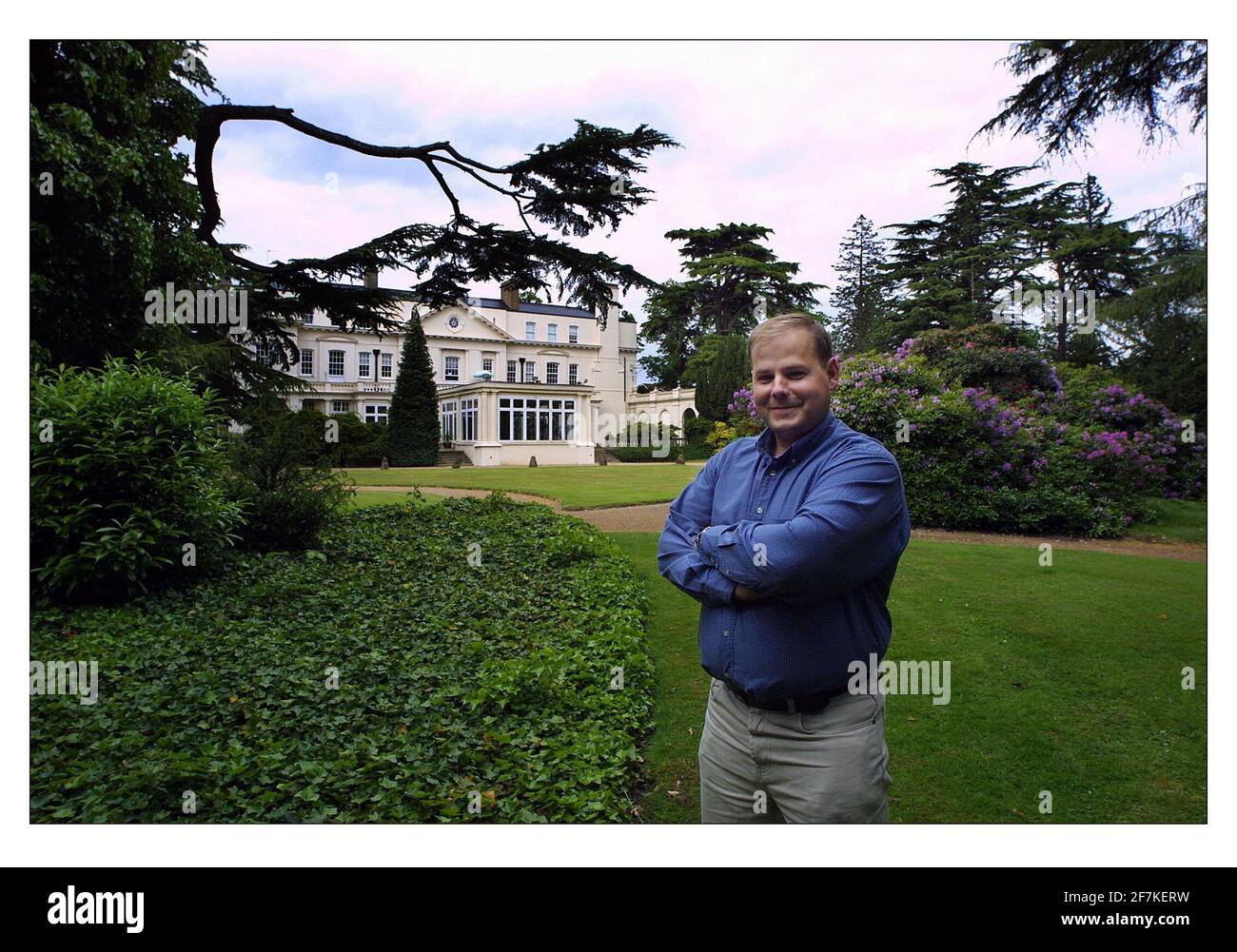 Gareth Owen al Pinewood Film Studio's June 2001Gareth Owen fuori dalla vecchia casa di Pinewood ambientazione di molti un film come il Grande Gatsby, che osa vincere e il Carry on film. Foto Stock