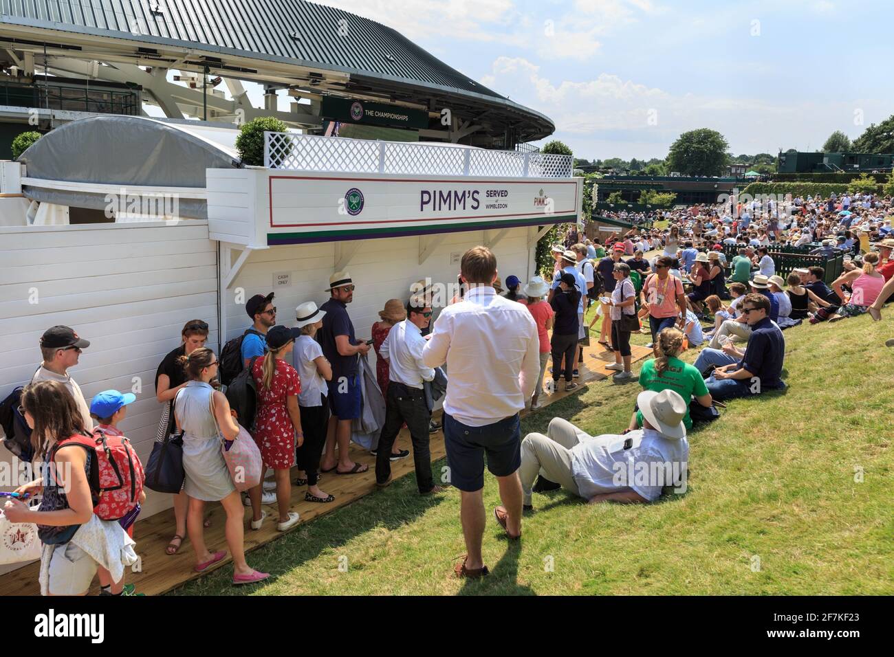 Coda di Pimm, gente in fila per rinfreschi e bevande al Wimbledon Tennis, l'All England Lawn Tennis Club, Londra, Regno Unito Foto Stock