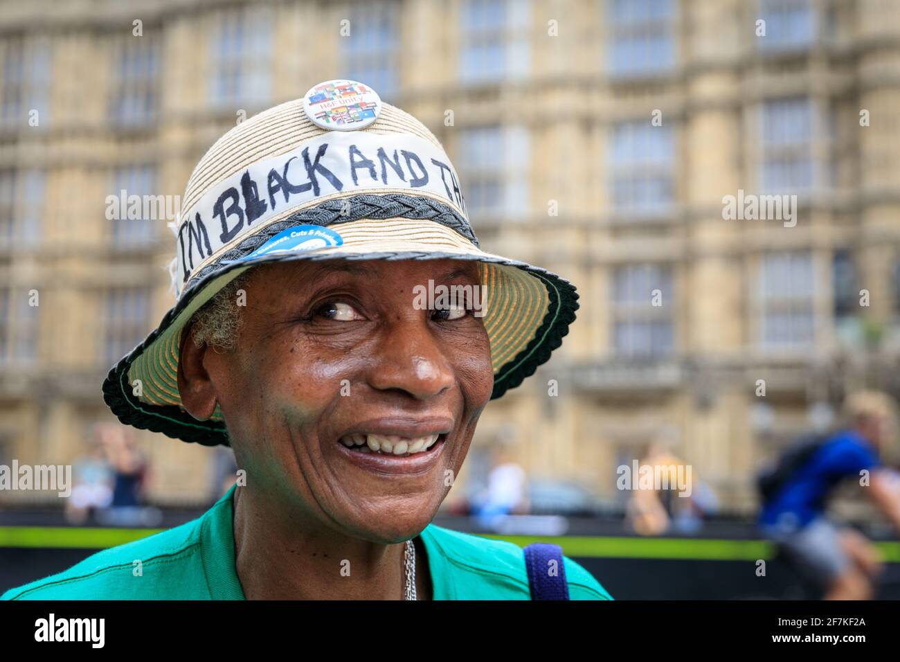 Una protesta di attivista nera femminile a Westminster, Londra, Regno Unito Foto Stock