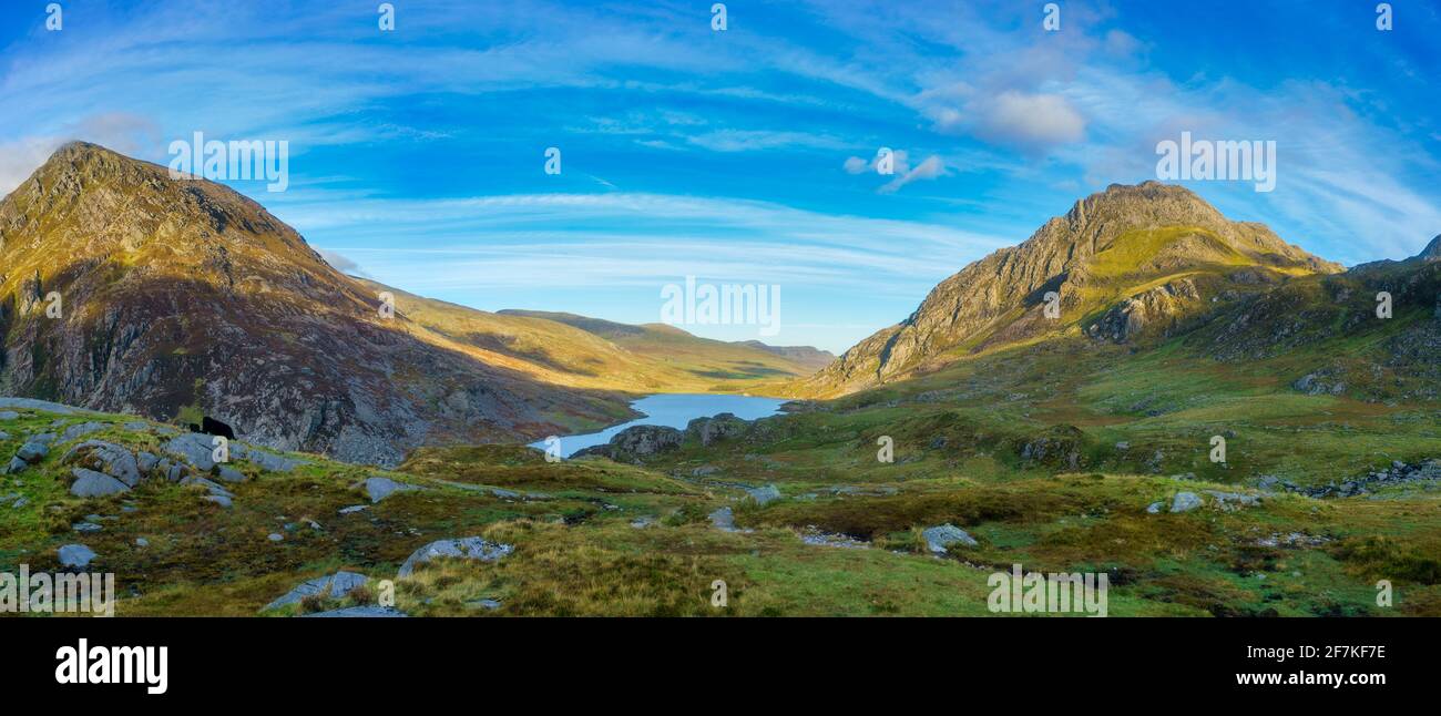 Un panorama di Pen yr Ole Wen e Tryfan nel Parco Nazionale di Snowdonia nel Galles del Nord, Regno Unito Foto Stock