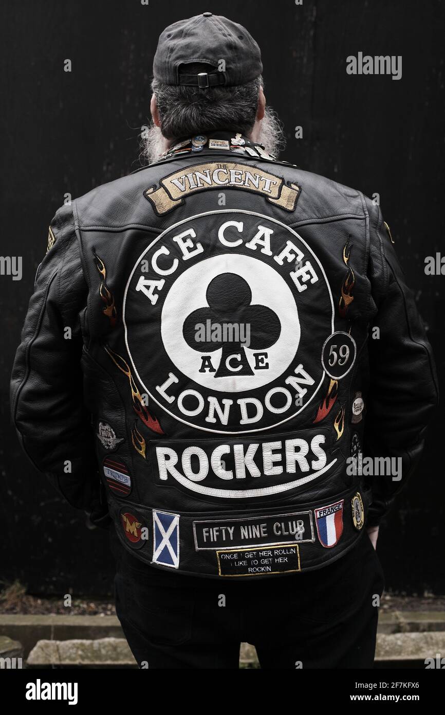Giubbotti in pelle di Rockers coperti in patch all'Ace Cafe a Londra, Inghilterra. Foto Stock
