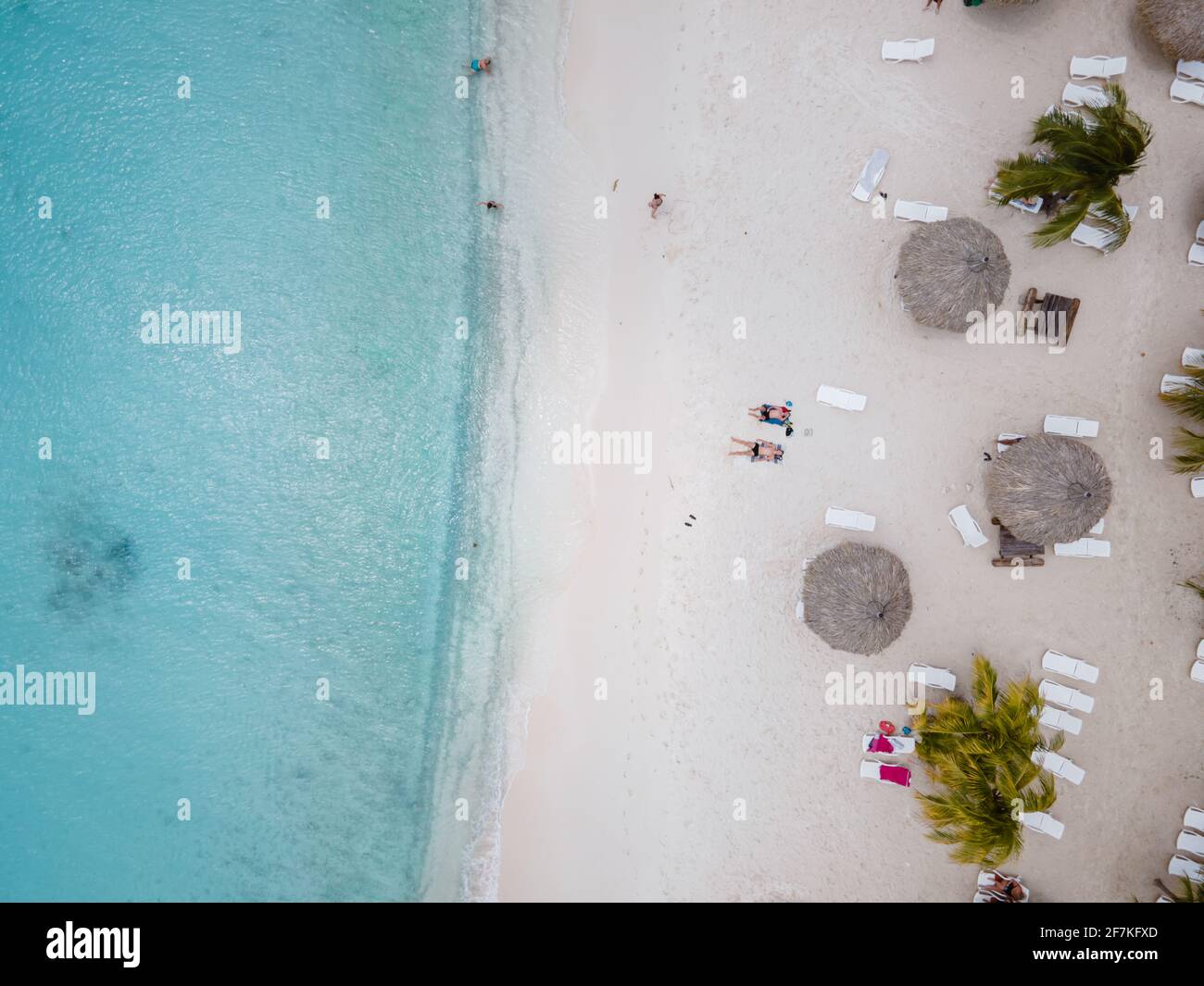 Vista aerea della costa di Curacao nel Mar dei Caraibi con acque turchesi, spiaggia di sabbia bianca e splendida barriera corallina a Playa CAS Abao Curacao Foto Stock