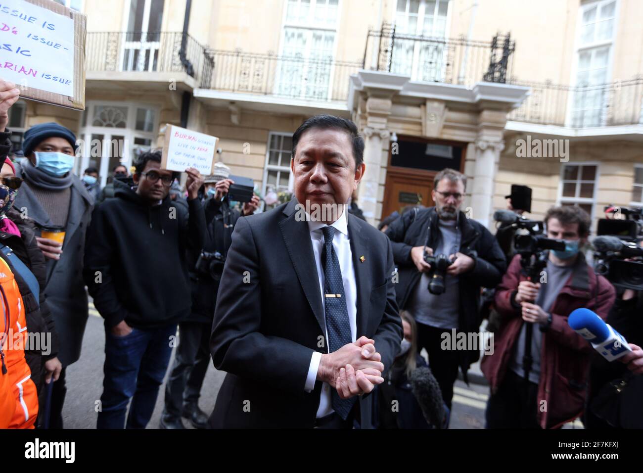Londra, Inghilterra, Regno Unito. 8 Apr 2021. L'ambasciatore del Myanmar nel Regno Unito Kyaw Zwar min è visto fuori dell'ambasciata del Myanmar (Birmania) a Londra. Ieri lui e alcuni membri del personale sono stati bloccati fuori dalla sua ambasciata dall'addetto militare che ha preso il controllo dei terreni. Credit: Tayfun Salci/ZUMA Wire/Alamy Live News Foto Stock