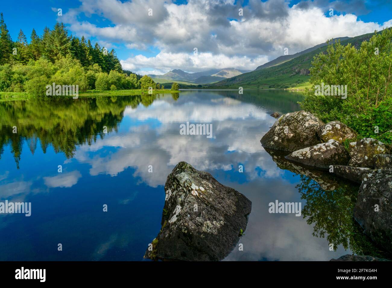 Il ferro di cavallo Snowdon da Llyn Mymbyr ion Cape Curig, Snowdonia National Park, Galles del Nord, Regno Unito Foto Stock