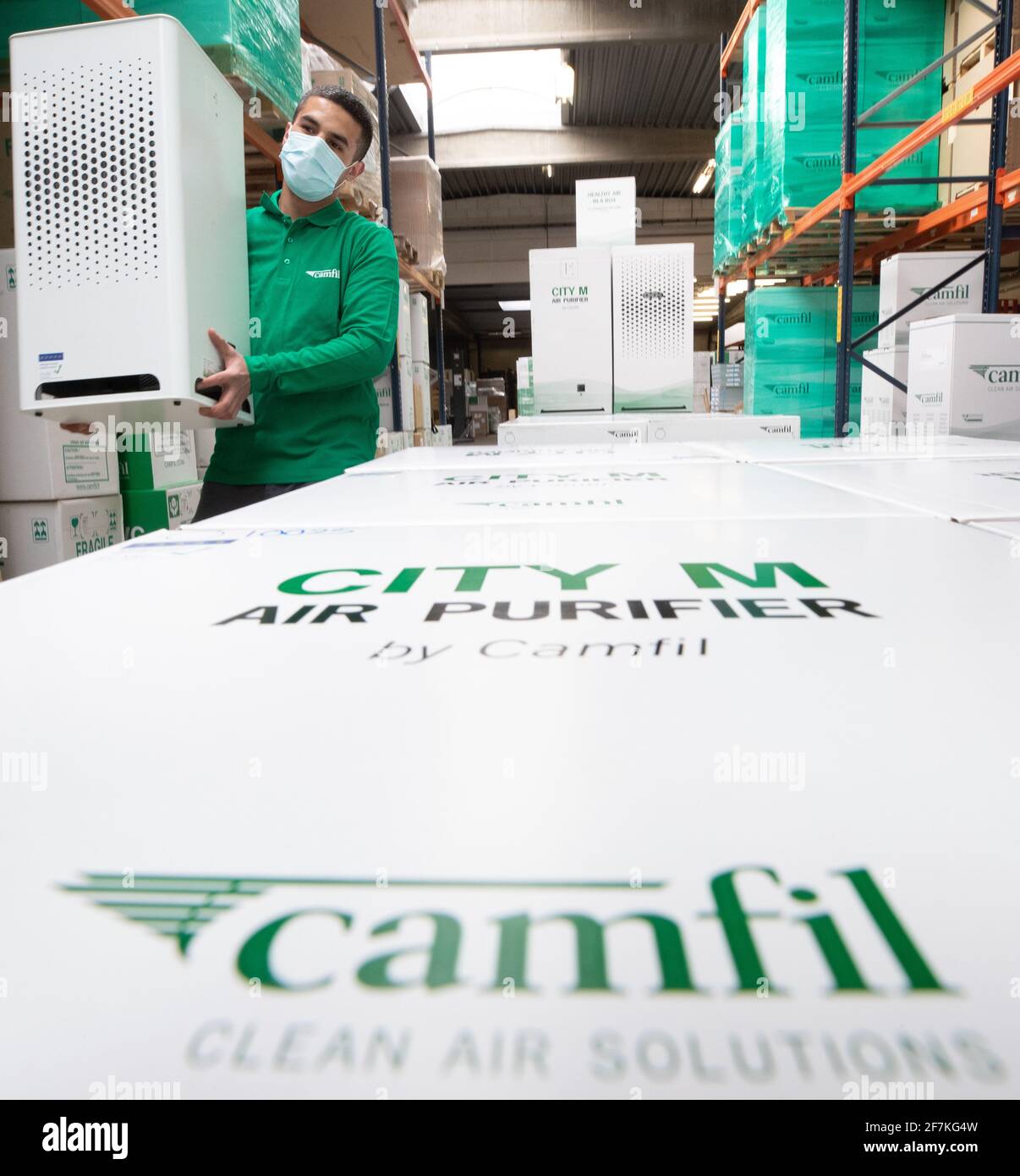 L'immagine mostra una persona che sposta scatole presso la sede centrale di  Campil, un'azienda specializzata in impianti professionali per purificare  l'aria in r Foto stock - Alamy