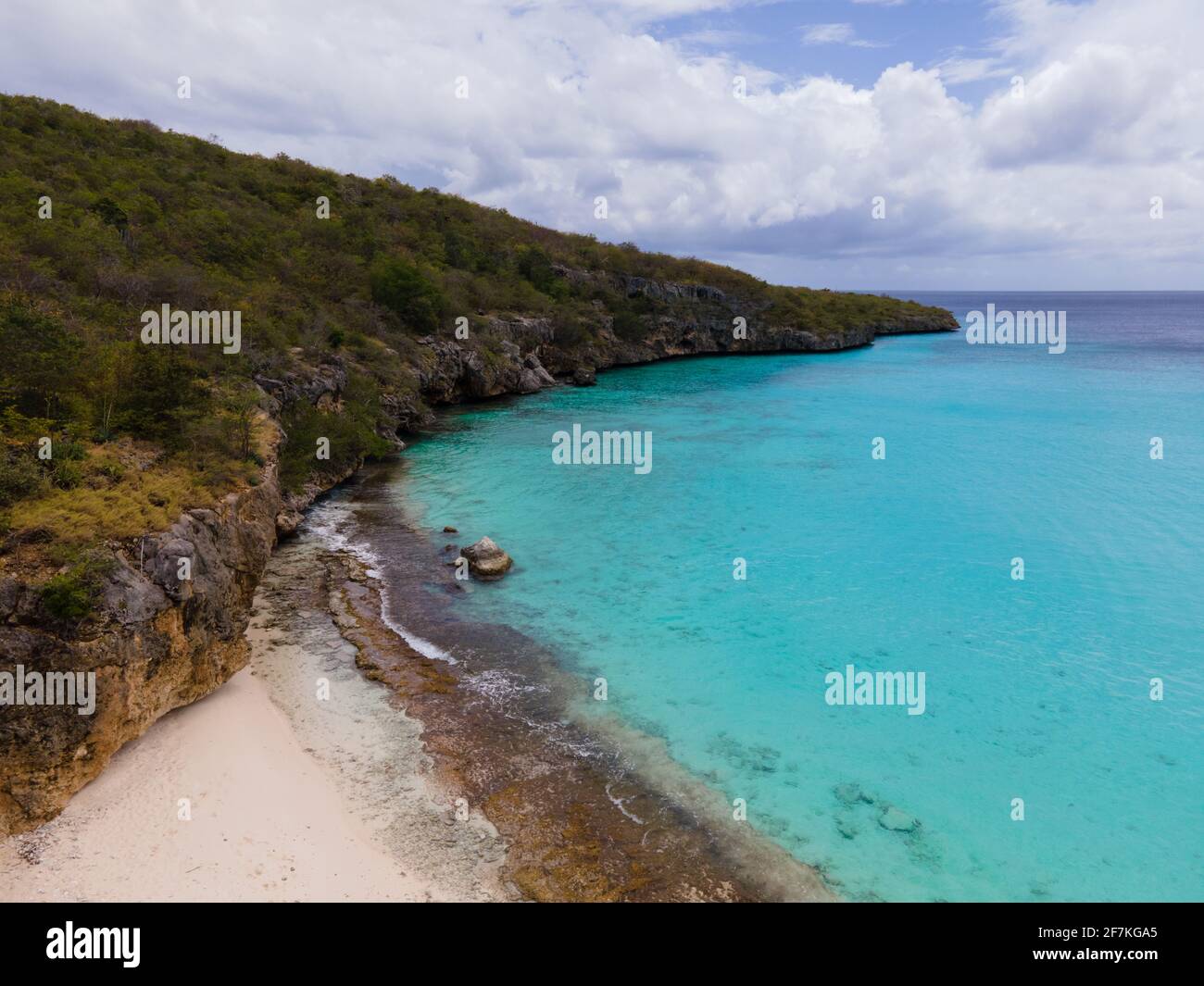 Vista aerea della costa di Curacao nel Mar dei Caraibi con acque turchesi, spiaggia di sabbia bianca e splendida barriera corallina a Playa CAS Abao Curacao Foto Stock