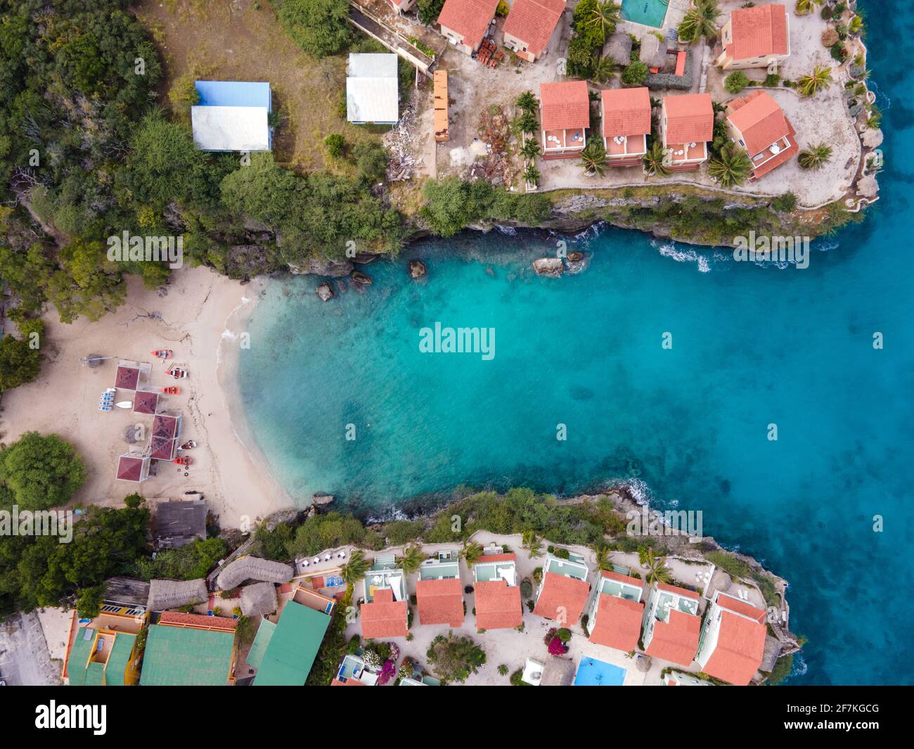 Playa Lagun Beach Cliff Curacao, splendida baia tropicale con sabbia bianca e blu oceano Curacao Caraibi Foto Stock