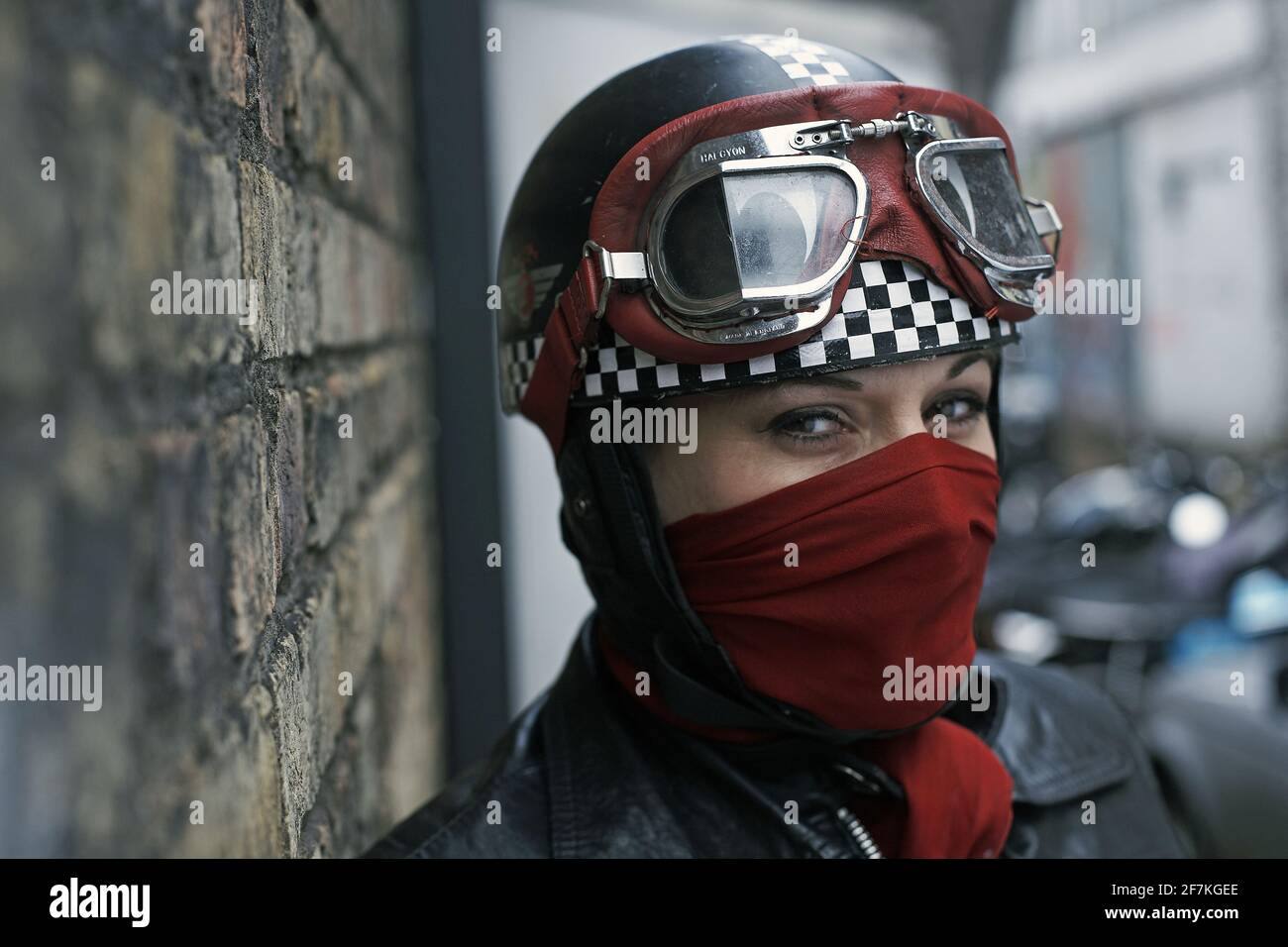 Bella donna biker, caffè racer con copricupo di sciarpa casco moto e  occhiali a Londra, Regno Unito Foto stock - Alamy